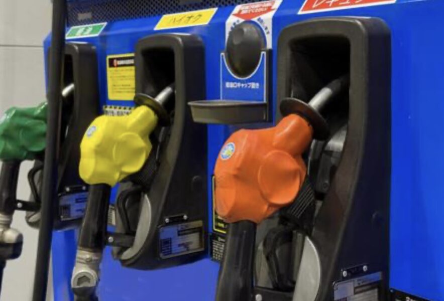 ガソリンスタンドの給油機に並ぶレギュラーやハイオクのノズル