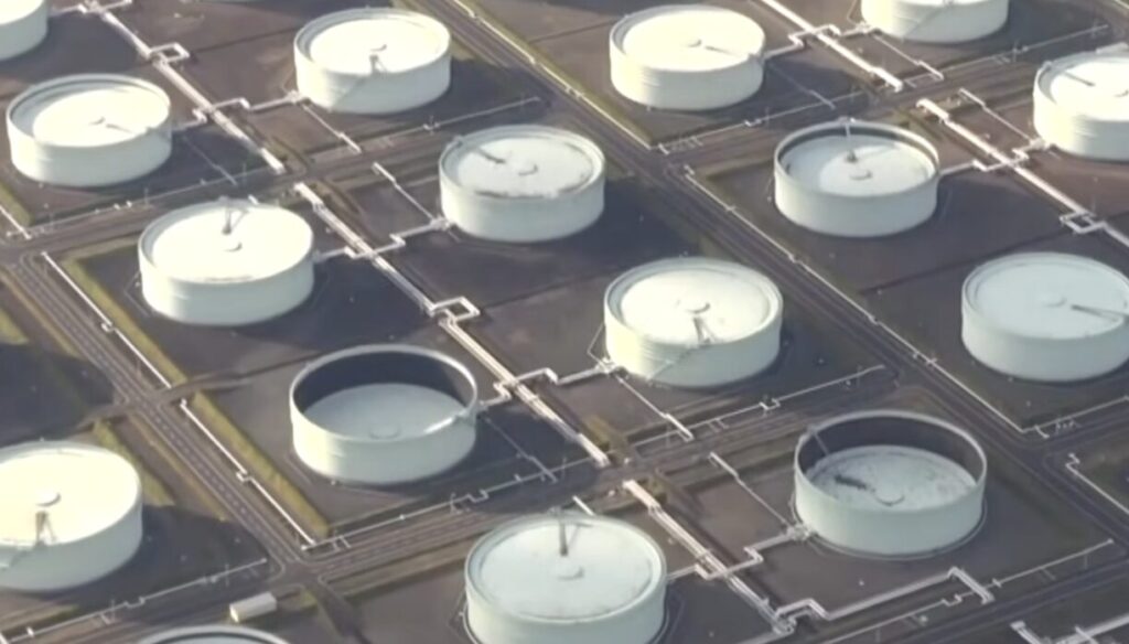 原油を貯蔵する大型の円形タンクが規則的に並ぶ石油備蓄施設を上空から撮影した様子
