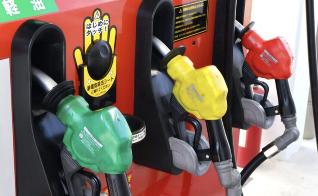 ガソリンスタンドで並ぶレギュラー・ハイオク・軽油の給油ノズル