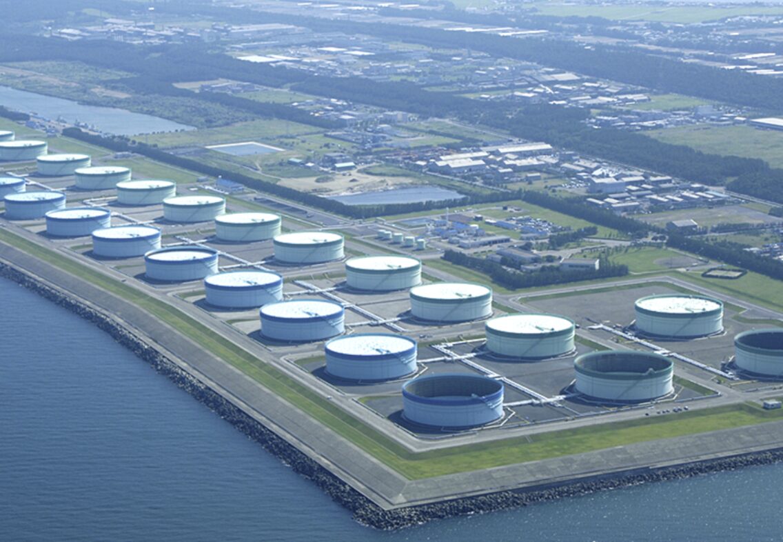 多数の大型円形タンクが並ぶ石油貯蔵施設を上空から見た石油備蓄基地