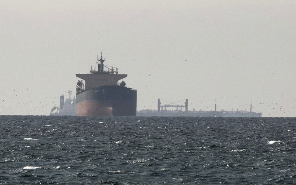 海上を進む大型タンカー船を正面から捉えた写真