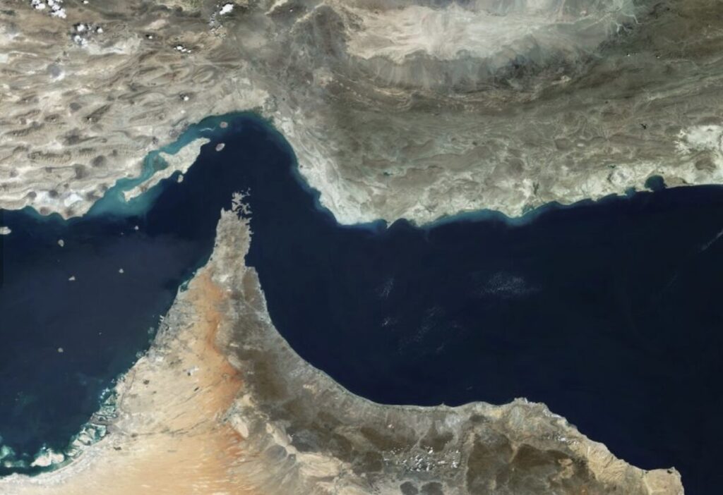 イランとアラビア半島の間に位置するホルムズ海峡の衛星画像