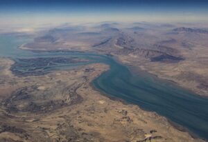 砂漠地帯の間を通るホルムズ海峡周辺の航空写真