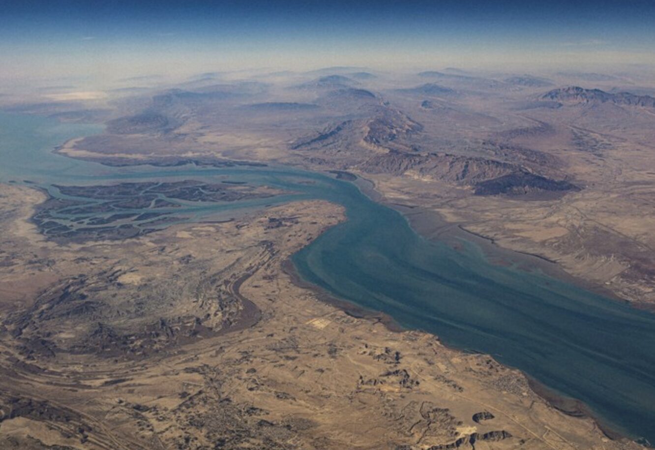 砂漠地帯の間を通るホルムズ海峡周辺の航空写真
