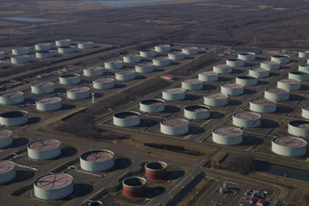 多数の大型石油タンクが並ぶ原油貯蔵施設を上空から撮影した風景