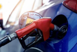 自動車にガソリンを給油するため給油ノズルを差し込んでいる様子