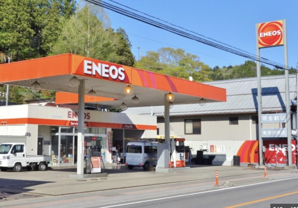 ENEOSのガソリンスタンドの外観と給油設備が並ぶ様子