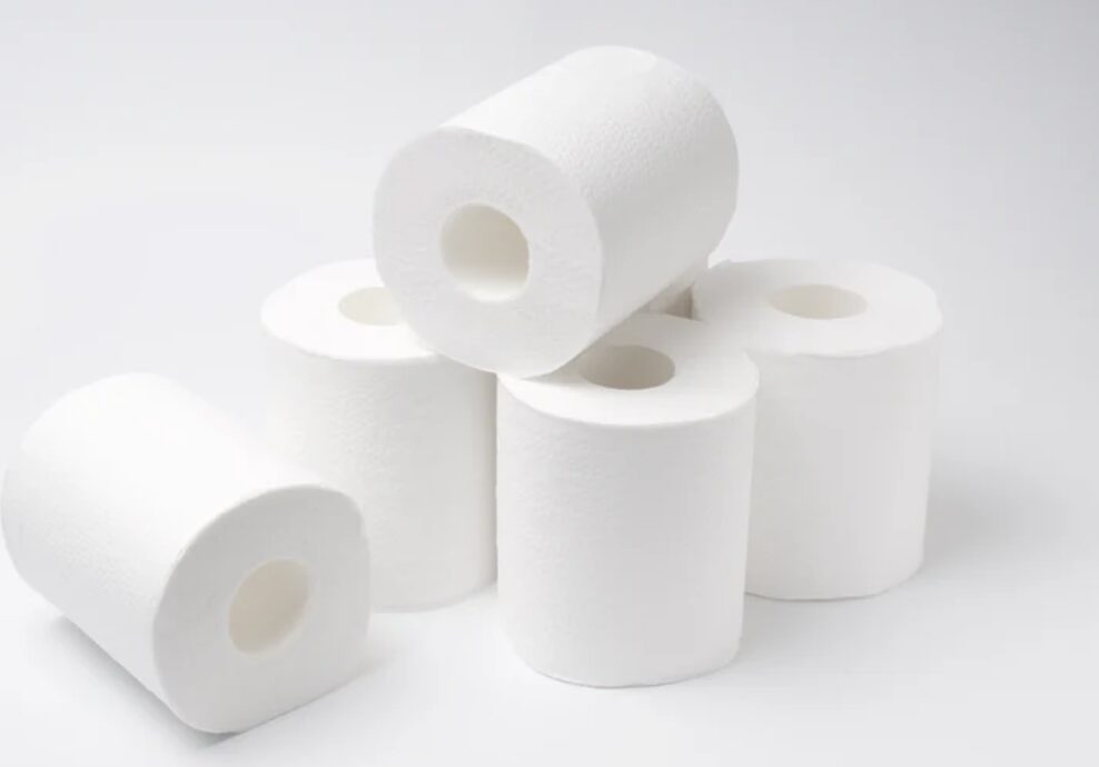 白いトイレットペーパーのロールが複数積み重ねられて並んでいる様子