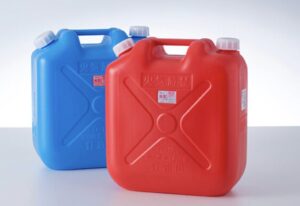 灯油用ポリタンク（赤色と青色）の20リットル容器が並んでいる写真。