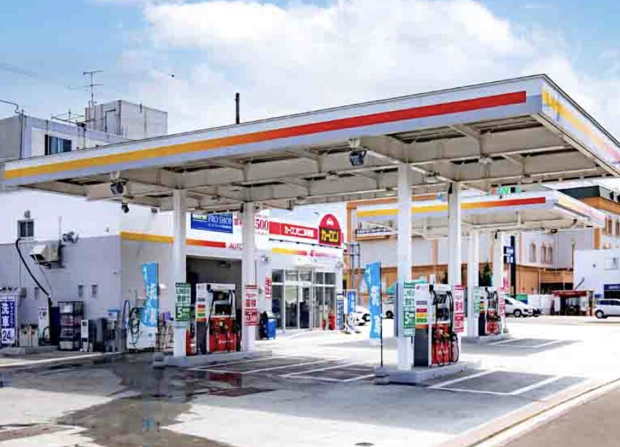 ガソリンスタンドの全景。複数の給油機と屋根付きのセルフサービス設備が並ぶ様子