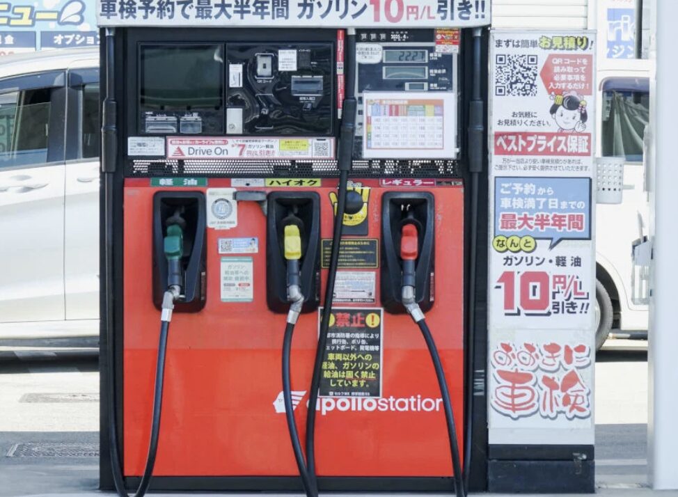 レギュラー・ハイオク・軽油の給油口が並ぶガソリンスタンドの給油機前面