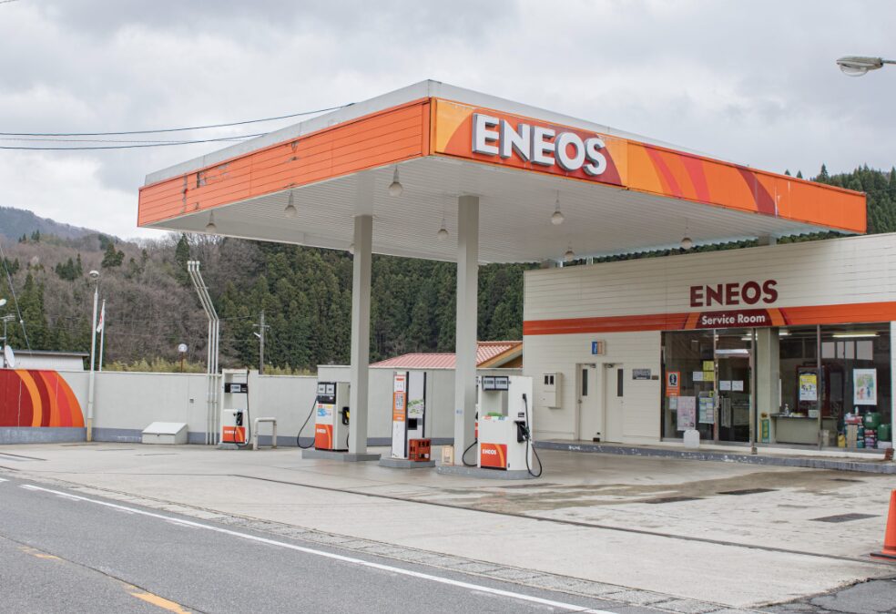 ENEOSのガソリンスタンド外観。地方道路沿いにある給油設備とサービスルーム