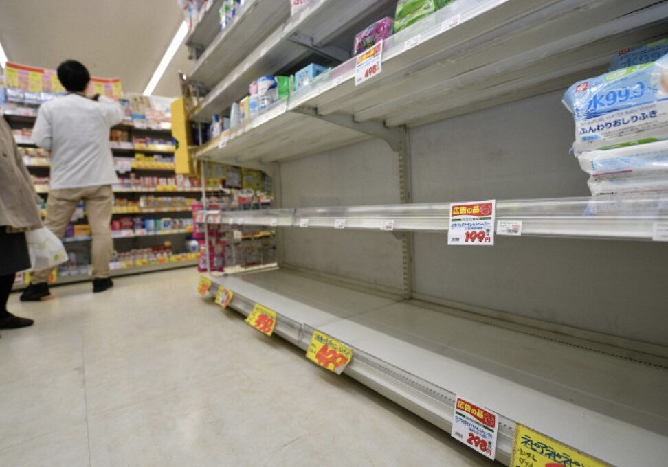 日用品売り場の棚がほぼ空になり、商品が品薄状態になっているスーパーの様子