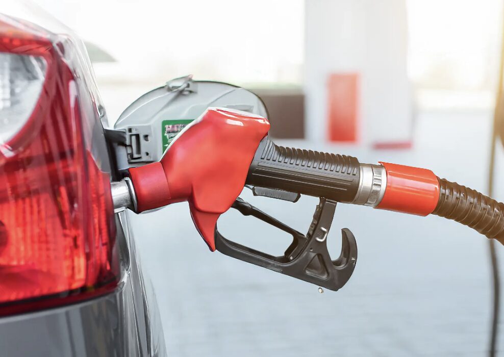 車に給油している様子。赤い給油ノズルを差し込んでガソリンを入れている場面