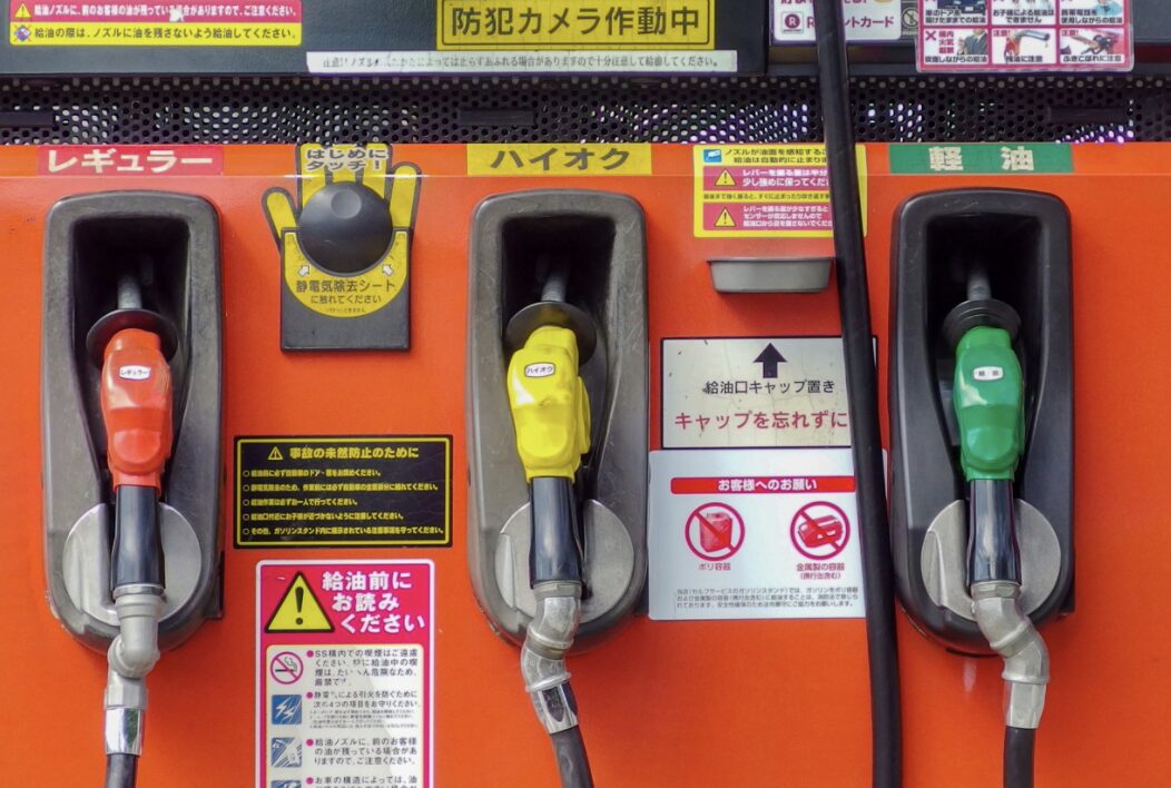 レギュラー・ハイオク・軽油の給油ノズルが並ぶセルフ式ガソリンスタンドの操作パネル