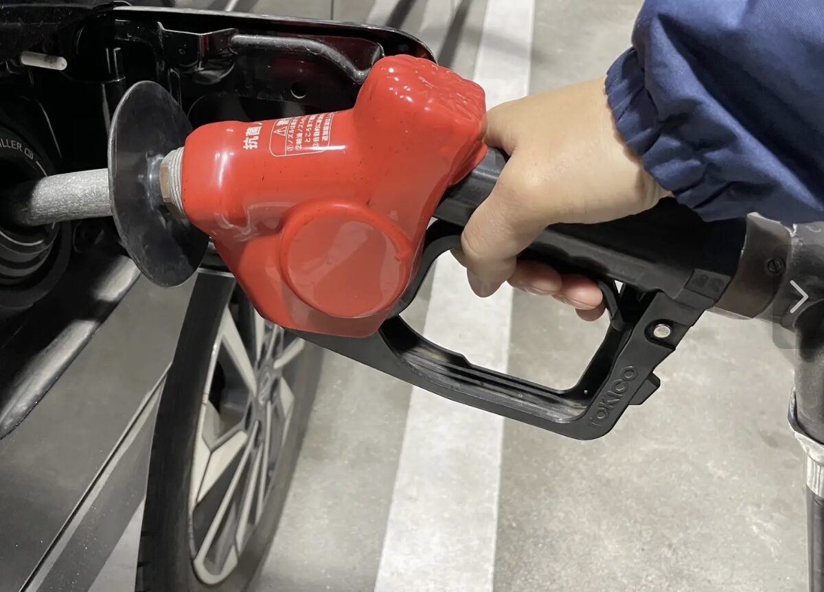 ガソリンノズルを車の給油口に差し込み、給油している様子