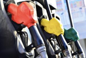 ガソリンスタンドの給油ノズル（レギュラー・ハイオク・軽油）が並ぶ設備の様子