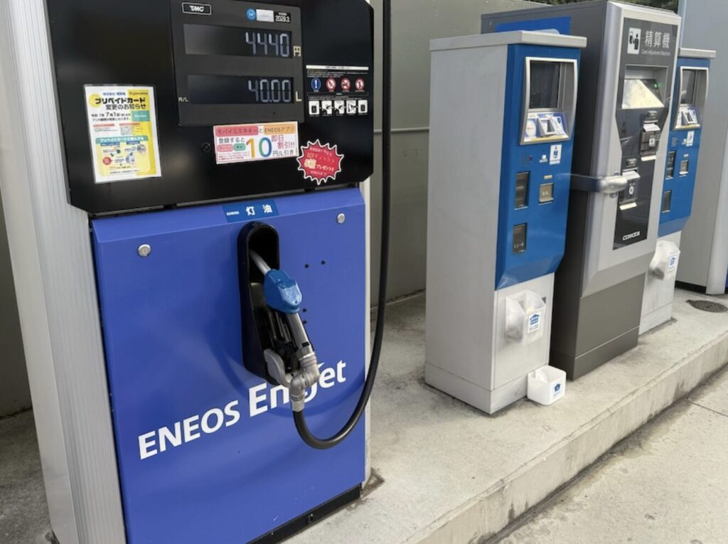 灯油給油機と精算機が並ぶセルフスタンド設備の様子