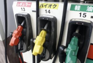 レギュラー・ハイオク・軽油の3種類の給油ノズルが並ぶガソリンスタンドの給油機