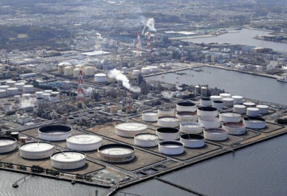 海沿いに広がる石油精製施設と多数の貯蔵タンクが並ぶ工業地帯の全景