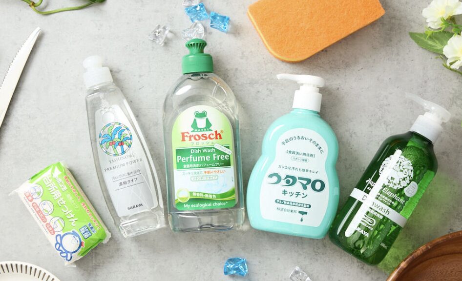 複数の台所用洗剤やスポンジが並べられた俯瞰写真。透明ボトルやカラフルなパッケージが並び、キッチン用品の比較イメージ。