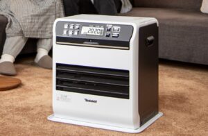 リビングで稼働している石油ファンヒーター本体の外観と暖房シーン