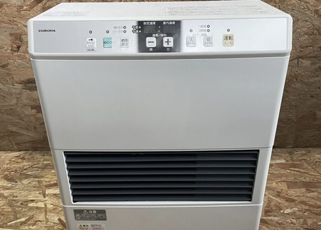 前面パネルと操作部が見えるコロナ製ファンヒーターの正面外観