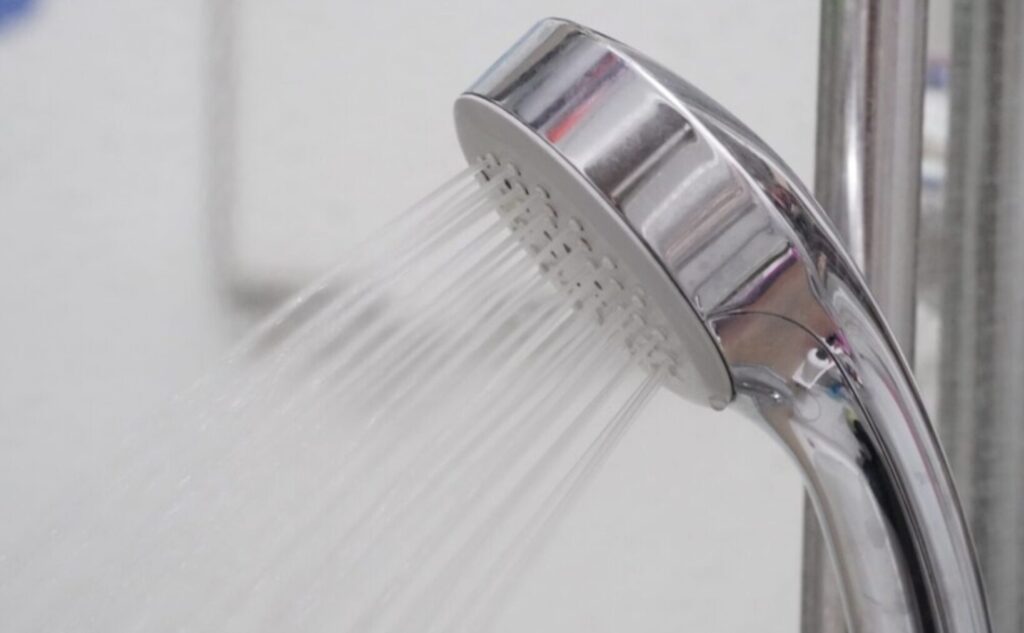 シャワーヘッドから水が勢いよく出ている様子