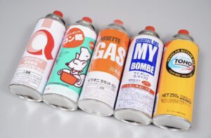 デザイン違いのカセットガスボンベが斜めに並べられたカラフルな比較写真