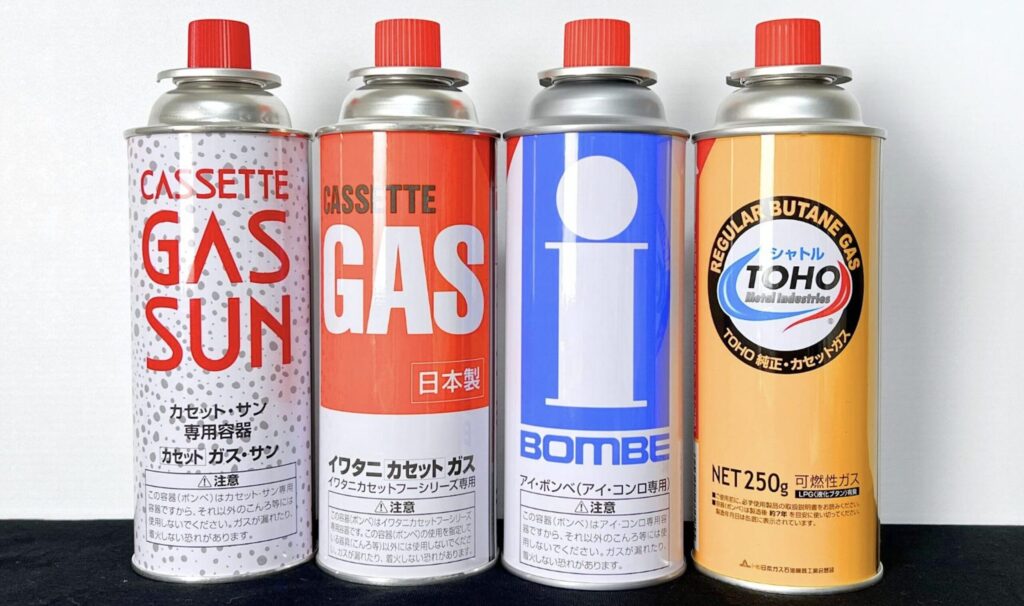 複数メーカーのカセットガスボンベが横一列に並んだ比較イメージ
