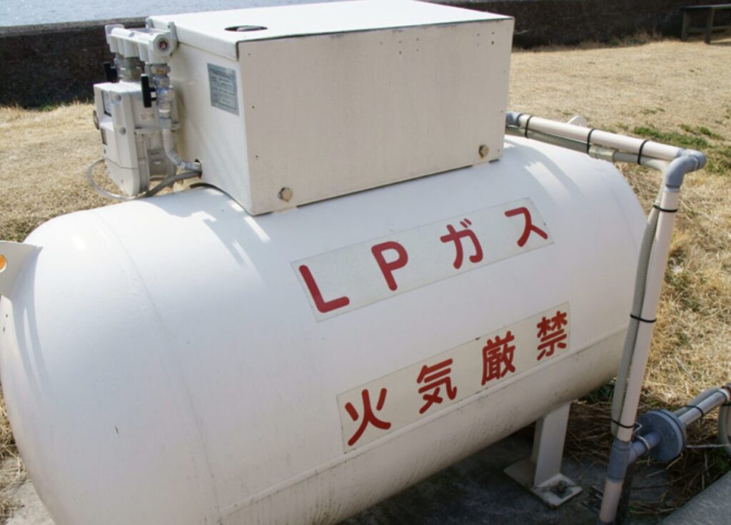 屋外に設置されたLPガスのバルクタンクと調整器・配管の様子