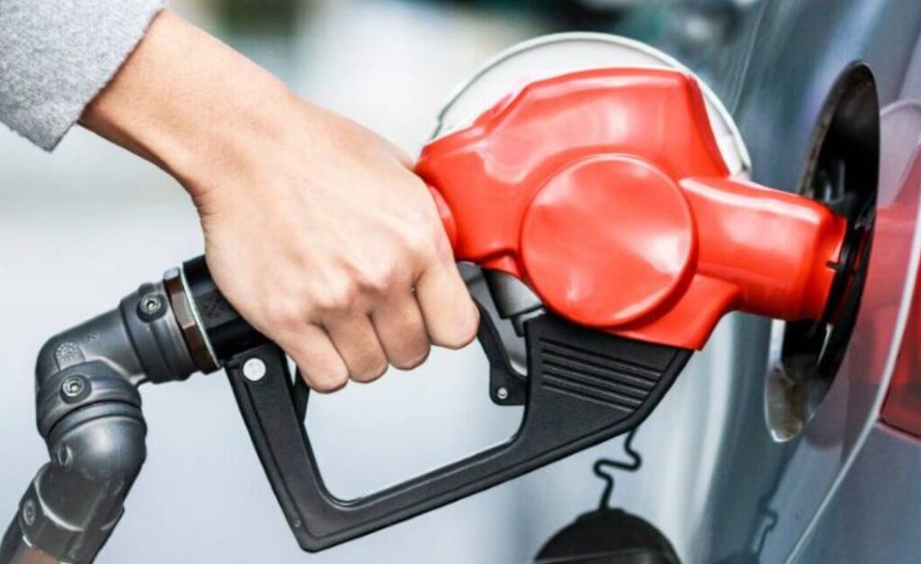 車にガソリンを給油している様子のアップ写真