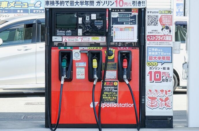 ガソリンスタンドの給油機全体と価格案内が表示された設備の外観
