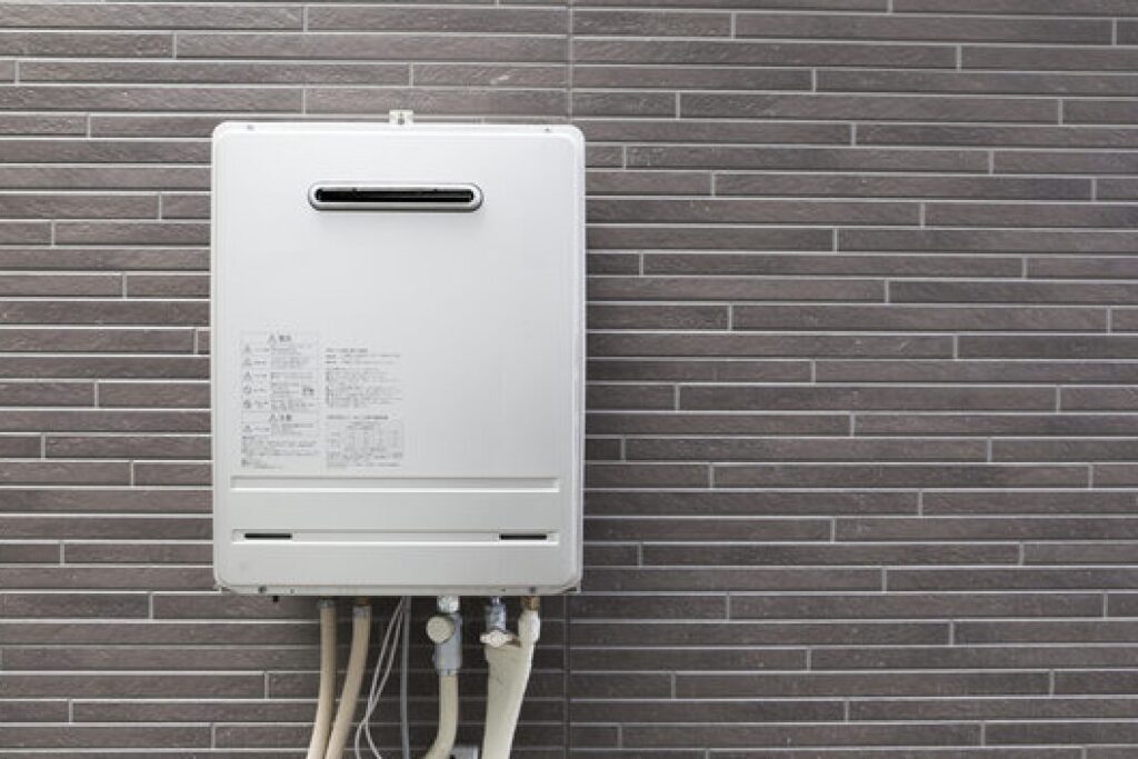 外壁に設置された壁掛け型のガス給湯器本体の外観