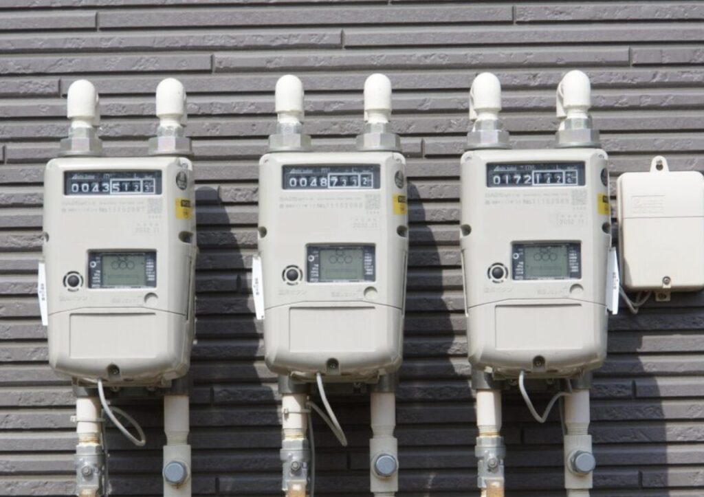 外壁に設置された複数のガスメーターが横一列に並んでいる様子