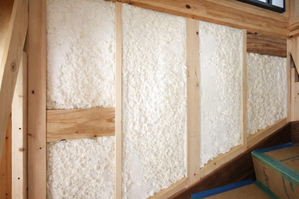 木造住宅の壁内部に吹き付けられた発泡ウレタン断熱材と柱構造の様子