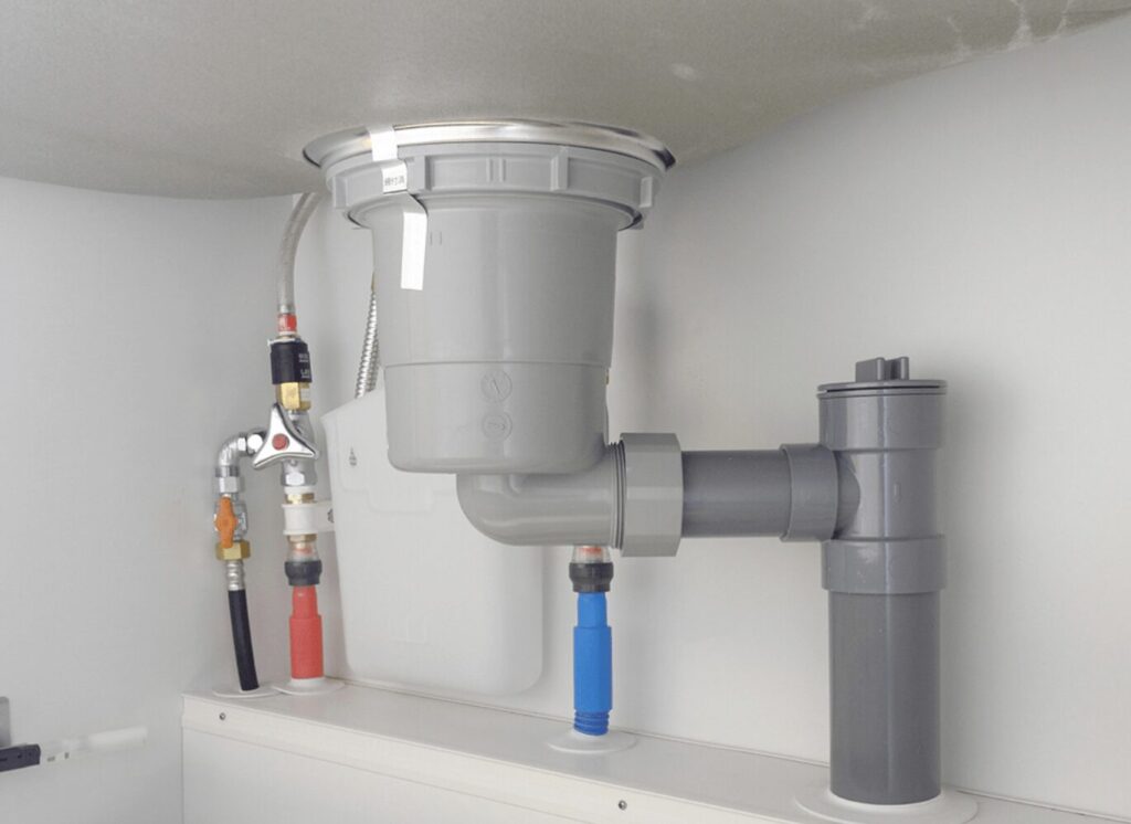 シンク下の排水トラップと排水管の接続構造