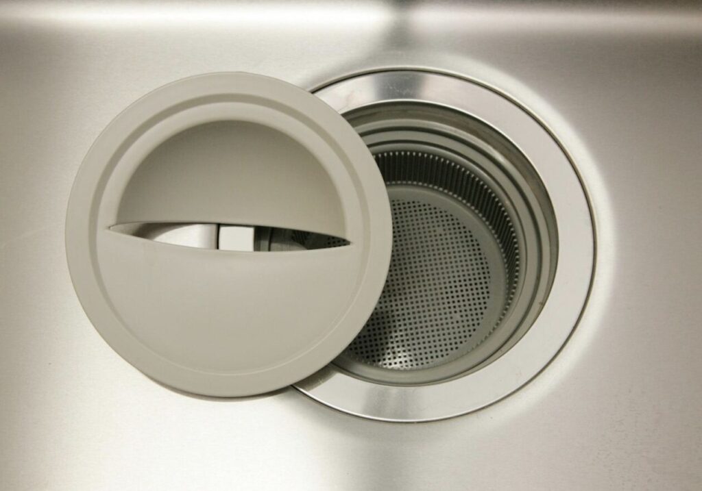 排水口のフタとゴミ受けを取り外した状態のシンク