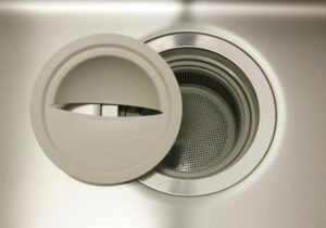 排水口のフタとゴミ受けを取り外した状態のシンク