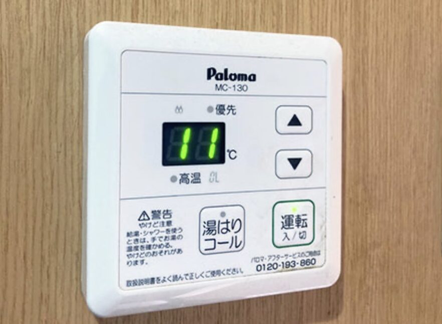 パロマの給湯器リモコンで11エラー表示と各操作ボタンが確認できる壁付け機器
