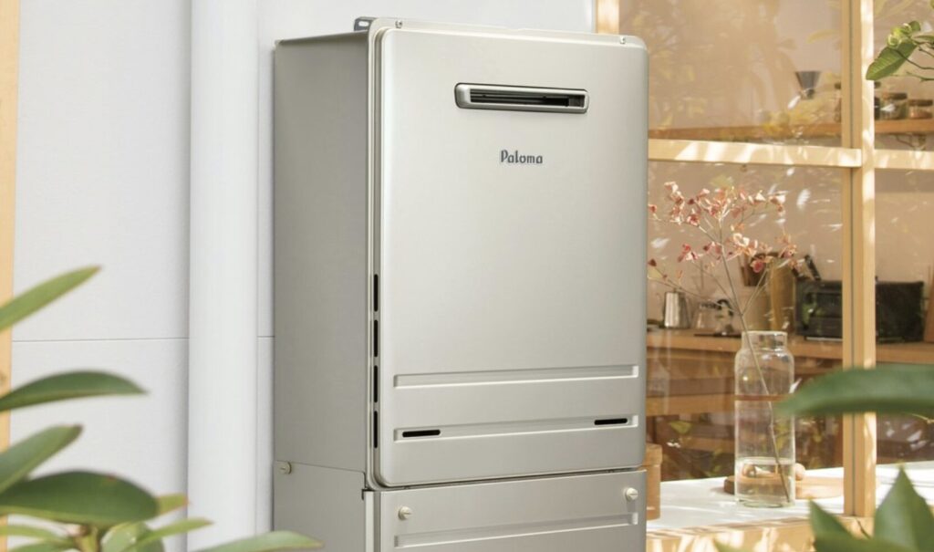 パロマ製の屋内設置型給湯器が明るい室内空間に設置されている様子