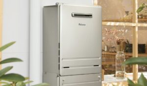 パロマ製の屋内設置型給湯器が明るい室内空間に設置されている様子