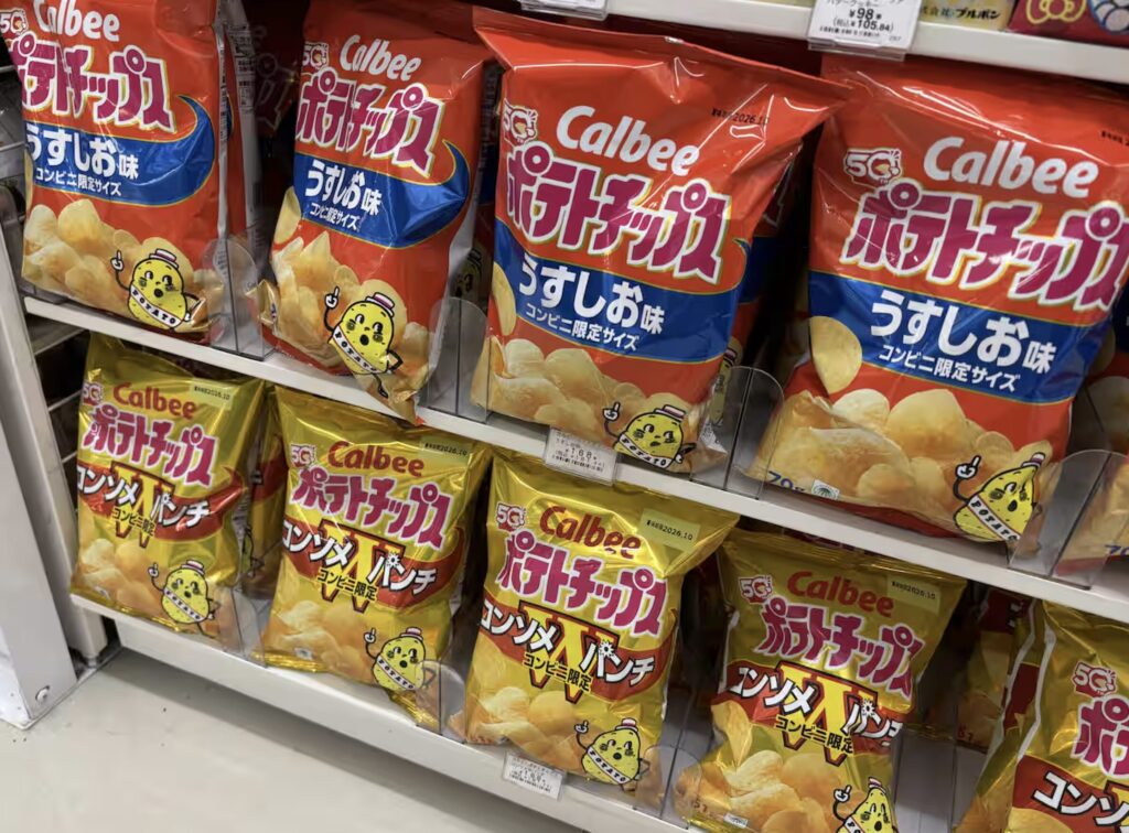 コンビニ売り場に並ぶカルビーのポテトチップスうすしお味とコンソメパンチ