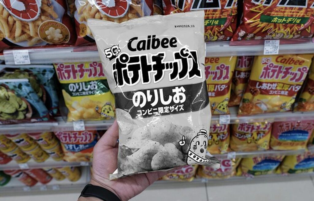 モノクロデザインのカルビーポテトチップスのりしお味を手に持って比較している様子