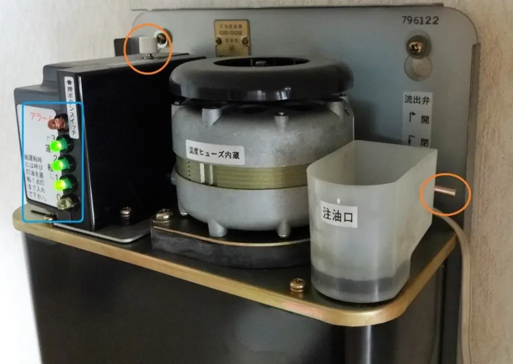 オイルサーバーの注油口と操作部の写真