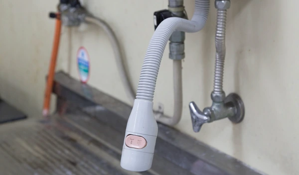 瞬間湯沸かし器の出湯管とシャワーヘッド